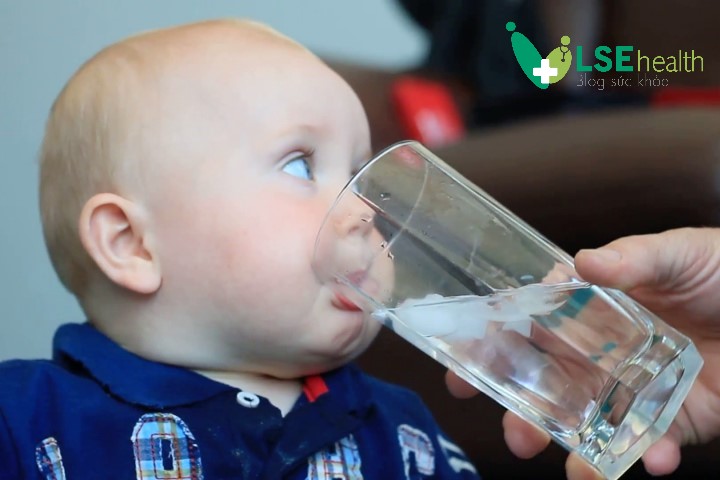Trẻ 6 tháng uống nước dừa có được không